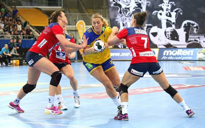 Handball, WM Damen, Norwegen - Schweden 08.12.2017, Deutschland, Bietigheim, Handball Weltmeisterschaft der Frauen: Länderspiel Norwegen vs. Schweden: v.l. Kari Brettset (NOR), Isabelle Gullden (SWE), Stine Ruscetta Skogrand (NOR)