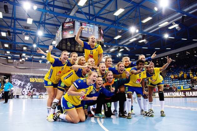 Bilder des Tages - SPORT Handball, WM Damen, Norwegen - Schweden 171208 Sveriges spelare jublar efter matchen mellan Norge och Sverige under handbolls-VM den 8 december 2017 i Bietigheim Bissingen. Copyright: CARLxSANDIN BB171208CS083
