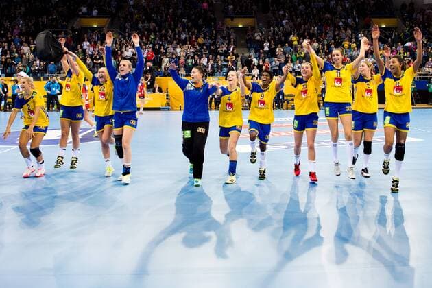 171208 De svenska spelarna tackar publiken efter matchen mellan Norge och Sverige under handbolls-VM den 8 december 2017 i Bietigheim Bissingen. Copyright: CARLxSANDIN BB171208CS126