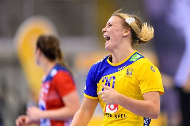 171208 Sveriges Isabelle Gullden jublar i matchen mellan Norge och Sverige under handbolls-VM den 8 december 2017 i Bietigheim Bissingen. Copyright: CARLxSANDIN BB171208CS131