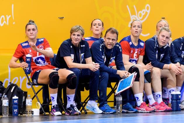 171208 Norges Stina Ruscetta Skogrand, assisterande förbundskapten Mia Hermansson Högdahl, Emelie Hegh Arntzen, förbundskapten Thorir Hergeirsson, Heidi Loke och Vilde Mortensen Ingstad pa bänken i matchen mellan Norge och Sverige under handbolls-VM den 8 december 2017 i Bietigheim Bissingen. Copyright: CARLxSANDIN BB171208CS132