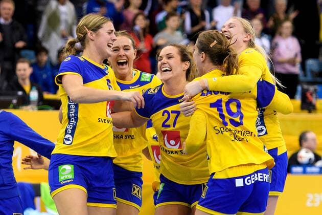 171208 Sveriges Carin Strömberg, Johanna Westberg, Sabina Jacobsen och Hanna Blomstrand jublar efter matchen mellan Norge och Sverige under handbolls-VM den 8 december 2017 i Bietigheim Bissingen. Copyright: CARLxSANDIN BB171208CS135