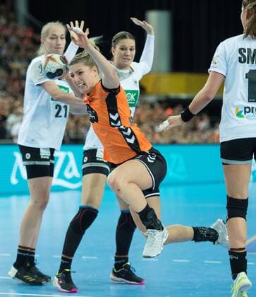 vl: Nadja Mansson (21 GER), Julia Behnke (13 GER)m Nycke Groot (17 NED) und Xenia Smits (11 GER) Vorrunde Gruppenspiel: Niederlande - Deutschland in Leipzig am 08.12.2017. Handball 23. Frauen Handball-Weltmeisterschaft in Deutschland 2017,