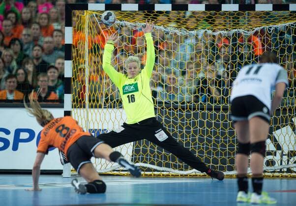 Siebenmeter: Lois Abbingh (8 NED) gegen Torhueterin Clara Woltering (16 GER) Vorrunde Gruppenspiel: Niederlande - Deutschland in Leipzig am 08.12.2017. Handball 23. Frauen Handball-Weltmeisterschaft in Deutschland 2017,
