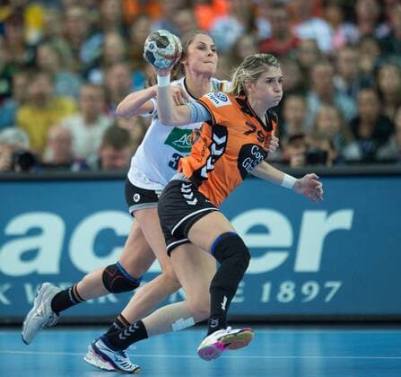 Alicia STOLLE (37 GER) verteidigt gegen Estavana Polman (79 NED) Vorrunde Gruppenspiel: Niederlande - Deutschland in Leipzig am 08.12.2017. Handball 23. Frauen Handball-Weltmeisterschaft in Deutschland 2017,