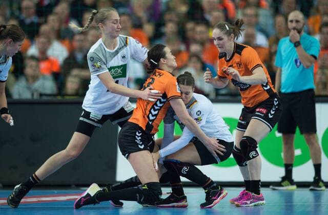 vl: Nadja Mansson (21 GER), Yvette Broch (13 NED), Julia Behnke (13 GER), Laura Van Der Heijden (6 NED) Vorrunde Gruppenspiel: Niederlande - Deutschland in Leipzig am 08.12.2017. Handball 23. Frauen Handball-Weltmeisterschaft in Deutschland 2017,