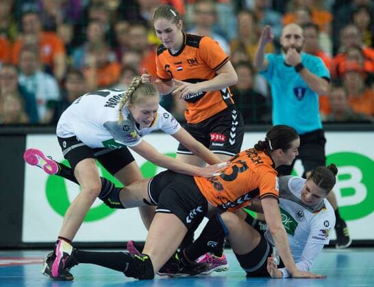 Bilder des Tages - SPORT vl: Nadja Mansson (21 GER), Laura Van Der Heijden (6 NED), Yvette Broch (13 NED), Julia Behnke (13 GER) Vorrunde Gruppenspiel: Niederlande - Deutschland in Leipzig am 08.12.2017. Handball 23. Frauen Handball-Weltmeisterschaft in Deutschland 2017,