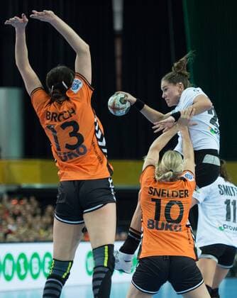 vl: Yvette Broch (13 NED), Danick Snelder (10 NED), Emily BOELK (20 GER) Vorrunde Gruppenspiel: Niederlande - Deutschland in Leipzig am 08.12.2017. Handball 23. Frauen Handball-Weltmeisterschaft in Deutschland 2017,