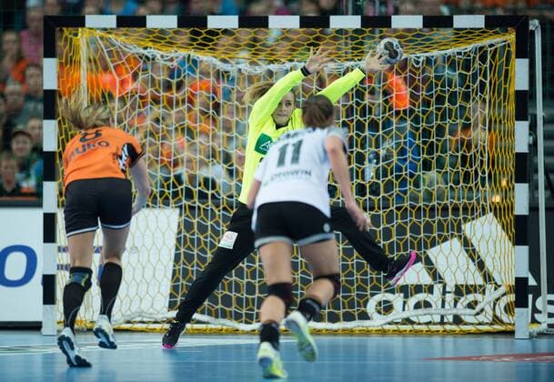 Torhueterin Dinah Eckerle (36 GER) haelt den Siebenmeter von Lois Abbingh (8 NED). Vorrunde Gruppenspiel: Niederlande - Deutschland in Leipzig am 08.12.2017. Handball 23. Frauen Handball-Weltmeisterschaft in Deutschland 2017,
