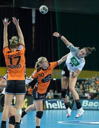 vl: Nycke Groot (17 NED), Danick Snelder (10 NED), Emily BOELK (20 GER) Vorrunde Gruppenspiel: Niederlande - Deutschland in Leipzig am 08.12.2017. Handball 23. Frauen Handball-Weltmeisterschaft in Deutschland 2017,