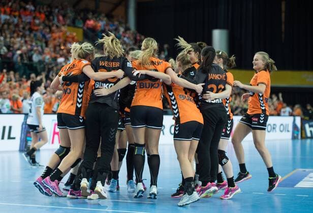 Freude beim Team Niederlande nach dem Spielende. Vorrunde Gruppenspiel: Niederlande - Deutschland in Leipzig am 08.12.2017. Handball 23. Frauen Handball-Weltmeisterschaft in Deutschland 2017,