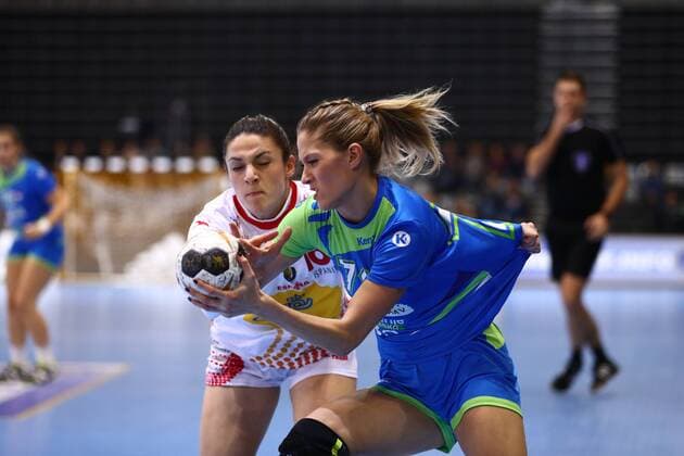 Ines Amon (Slowenien) im Zweikampf mit Maitane Echeverria Martinez (Spanien), Spanien vs Slowenien, IHF Frauen Handball Weltmeisterschaft, 08.12.2017, Fotograf Neis Eibner Trier Copyright: xEibner-Pressefoto AlexanderxNeisx EP_ANS