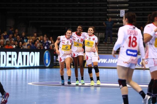 Amaia Gonzalez de Garibay Barba (Spanien), Alexandrina Cabral Barbosa (Spanien) und Carmen Martin Berenguer (Spanien) feiern den Sieg, Spanien vs Slowenien, IHF Frauen Handball Weltmeisterschaft, 08.12.2017, Fotograf Neis Eibner Trier Copyright: xEibner-Pressefoto AlexanderxNeisx EP_ANS