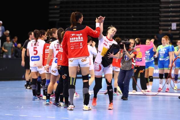 Nerea Pena Abaurrea (Spanien) feiert mit der Mannschaft, Spanien vs Slowenien, IHF Frauen Handball Weltmeisterschaft, 08.12.2017, Fotograf Neis Eibner Trier Copyright: xEibner-Pressefoto AlexanderxNeisx EP_ANS