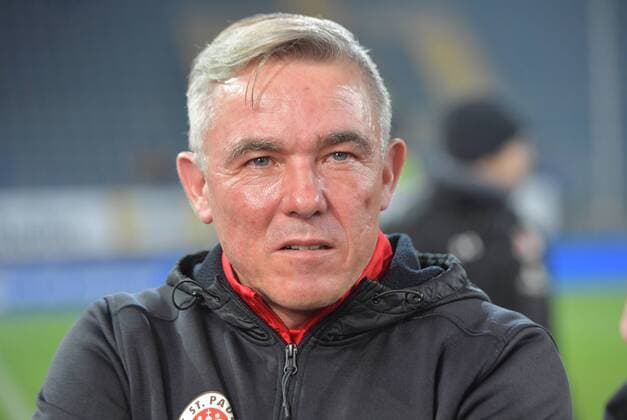 01.12.2017,Fussball, 2. LIGA, Saison 2017 2018, 16. Spieltag, SCHÜCO-ARENA, BIELEFELD DSC ARMINIA BIELEFELD - FC ST. PAULI 5 - 0 Olaf Janßen (Trainer FC St. Pauli), Aktion, Einzelbild, Quer, Mimik, Gestik, Trainer, Coach