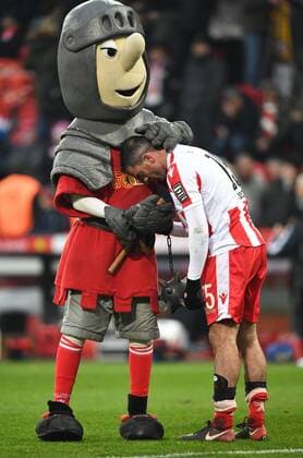 Themen der Woche Bilder des Tages - SPORT Fussball, Herren, 2. Bundesliga, Saison 2017 2018, (17. Spieltag), 1. FC Union Berlin - SG Dynamo Dresden, v. l. Maskottchen Ritter Keule (1. FC Union), Marc Torrejon (1. FC Union Berlin), Enttäuschung nach Abpfiff, 09.12. 2017, *** Soccer Men 2 Bundesliga Season 2017 2018 17 Round 1 FC Union Berlin SG Dynamo Dresden v M Mascot Ritter Keule 1 FC Union Marc Torrejon 1 FC Union Berlin Disappointment after the Match 9 12 2017 Copyright: xMatthiasxKochx
