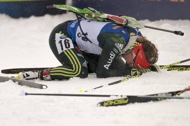 Bilder des Tages - SPORT Laura Dahlmeier erschöpft am Boden Biathlon Welt Cup 10 KM Verfolgung der Frauen in Hochfilzen, Oesterreich am 09.12.2017 *** Laura Dahlmeier exhausted on the ground Biathlon World Cup 10 KM Womens pursuit in Hochfilzen Austria on 09.12.2017