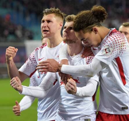 Willi Orban (RB 4), Yussuf Poulsen (RB 9) und Torschuetze Timo Werner (RB 11) nach dem 2:1 Tor beim Spiel RasenBallsport Leipzig (RB) vs FSV Mainz 05, Fussball, 1.Liga, 09.12.2017 Leipzig