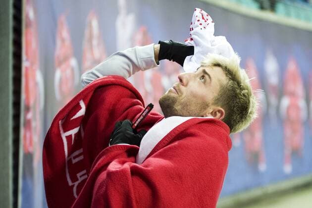 Fußball, 1. Bundesliga 2017 2018, 15. Spieltag, RB Leipzig - 1. FSV Mainz 05 (09.12.2017) RBL-Torschütze Kevin Kampl verschenkt nach dem Spiel ein signiertes Trikot an einen Fan. Leipzig Sachsen Deutschland