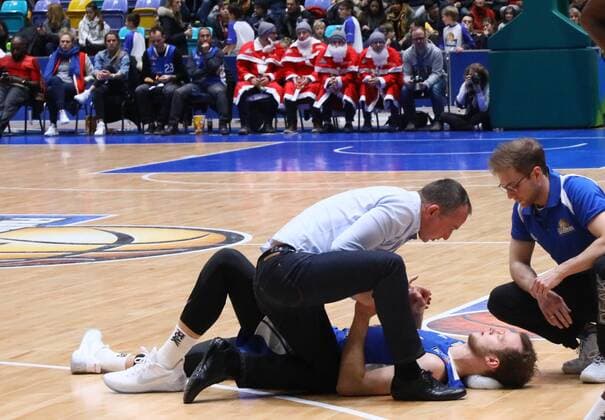 Niklas Kiel (Fraport Skyliners) ist gestürzt und wird von Teamarzt Dr. Wolfgang Raussen untersucht - 09.12.2017: Fraport Skyliners vs. Eisbären Bremerhaven, Fraport Arena Frankfurt
