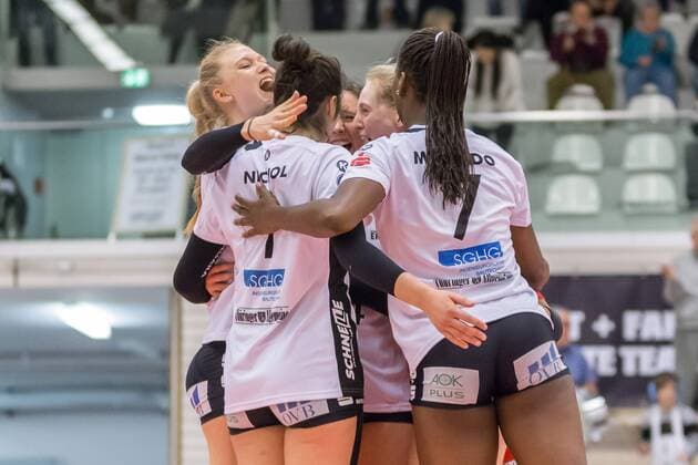 Jubel, celebration bei Schwarz-Weiß Erfurt (SWE), Volleyball, 1. Bundesliga Frauen, Schwarz-Weiß Erfurt - VfB 91 Suhl Lotto Thüringen,