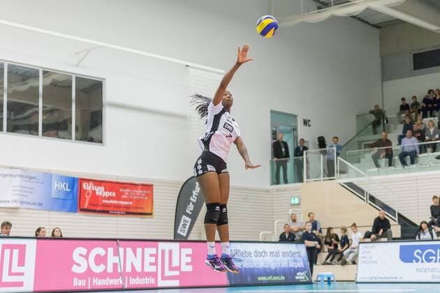 Erika Mercado Chavez (Schwarz-Weiß Erfurt, 7) bei der Angabe, Volleyball, 1. Bundesliga Frauen, Schwarz-Weiß Erfurt - VfB 91 Suhl Lotto Thüringen,