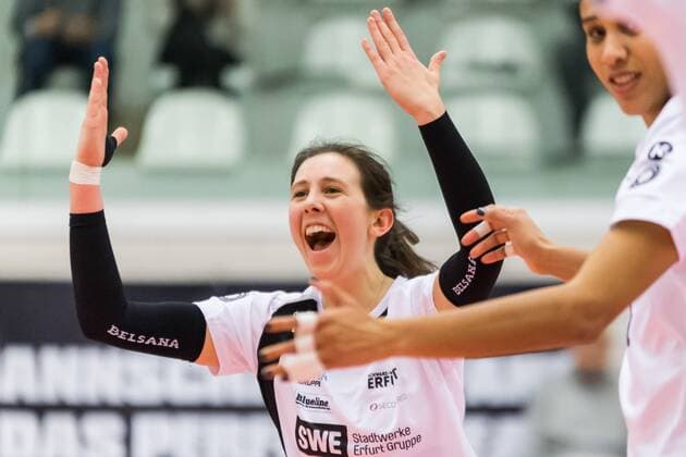 Paula Reinisch (Schwarz-Weiß Erfurt, 4) jubelt, Volleyball, 1. Bundesliga Frauen, Schwarz-Weiß Erfurt - VfB 91 Suhl Lotto Thüringen,