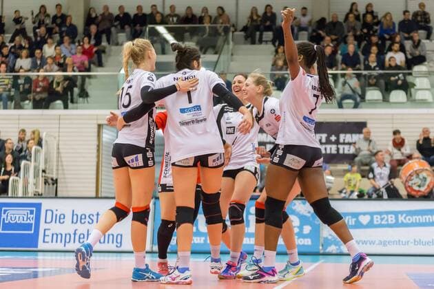 Jubel, celebration bei Schwarz-Weiß Erfurt (SWE), Volleyball, 1. Bundesliga Frauen, Schwarz-Weiß Erfurt - VfB 91 Suhl Lotto Thüringen,