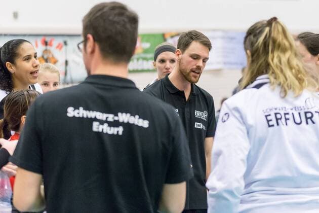 Jonas Kronseder (Schwarz-Weiß Erfurt, Trainer) während einer Auszeit; coaching; Teamkreis, Mannschaftskreis, Ansprache, Motivation, Volleyball, 1. Bundesliga Frauen, Schwarz-Weiß Erfurt - VfB 91 Suhl Lotto Thüringen,