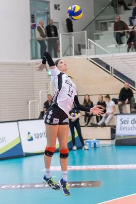 Evyn Kaelee McCoy (Schwarz-Weiß Erfurt, 14) bei der Angabe, Volleyball, 1. Bundesliga Frauen, Schwarz-Weiß Erfurt - VfB 91 Suhl Lotto Thüringen,