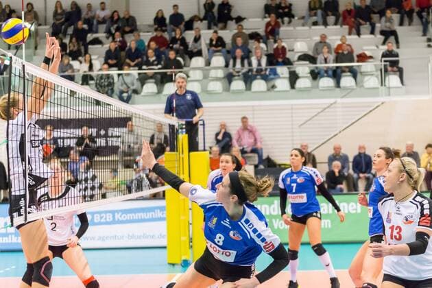 v.li.: Michaela Wessely (Schwarz-Weiß Erfurt, 11), Emily Grace Thater (Schwarz-Weiß Erfurt, 2), Alexandra Malloy (VfB Suhl, 8), Miloslava Lauerova (VfB Suhl, 13); Aktion, action, Volleyball, 1. Bundesliga Frauen, Schwarz-Weiß Erfurt - VfB 91 Suhl Lotto Thüringen,
