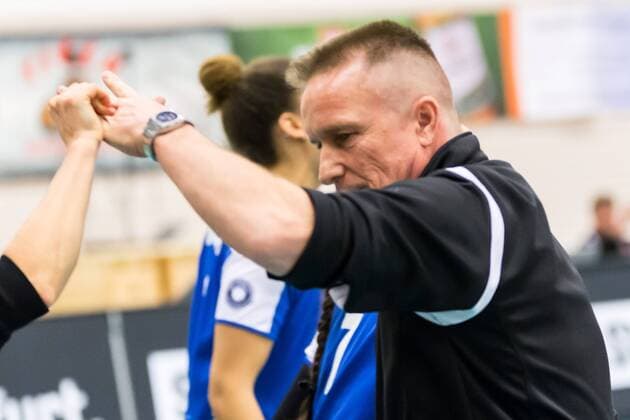 Han Abbing (VfB Suhl, Trainer) Jubel, celebration über den Sieg, Volleyball, 1. Bundesliga Frauen, Schwarz-Weiß Erfurt - VfB 91 Suhl Lotto Thüringen,