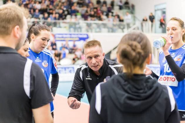 Han Abbing (VfB Suhl, Trainer) während einer Auszeit; coaching, gestikulierend, Volleyball, 1. Bundesliga Frauen, Schwarz-Weiß Erfurt - VfB 91 Suhl Lotto Thüringen,
