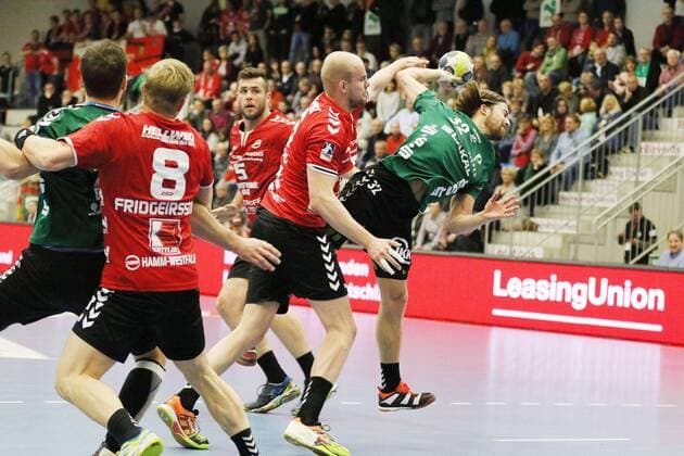 Julius Lindskog Andersson (HG Saarlouis 32) gegen Markus Fuchs (ASV Hamm-Westfalen 6), ASV Hamm-Westfalen vs HG Saarlouis, Handball, 2. Bundesliga, 09.12.2017, Hamm Copyright: xEibner-Pressefoto Strohdiekx EP_JSK