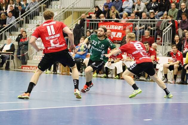 Julius Lindskog Andersson (HG Saarlouis 32) gegen Jakob Schwabe (ASV Hamm-Westfalen 11)(links) und Fannar Thor Fridgeirsson (ASV Hamm-Westfalen 8)(rechts), ASV Hamm-Westfalen vs HG Saarlouis, Handball, 2. Bundesliga, 09.12.2017, Hamm Copyright: xEibner-Pressefoto Strohdiekx EP_JSK