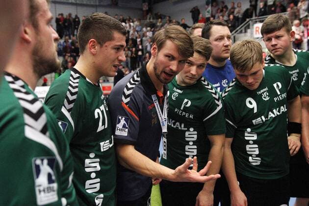 Philipp Kessler (Trainer HG Saarlouis) bei der Schlussansprache, ASV Hamm-Westfalen vs HG Saarlouis, Handball, 2. Bundesliga, 09.12.2017, Hamm Copyright: xEibner-Pressefoto Strohdiekx EP_JSK
