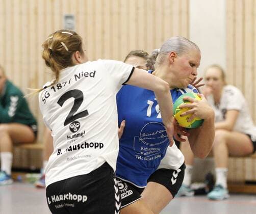 Deutschland - Wicker - 09.12.2017 Handball - Hessen - Bezirks-Oberliga Wiesbaden Frankfurt Damen - Saison 2017 2018 HSG Hochheim Wicker (blau) - SG Nied (ws) v.l. Birte Welcher (SG Nied), Anika Zehner (Hochheim) HSG Hochheim Wicker - SG Nied