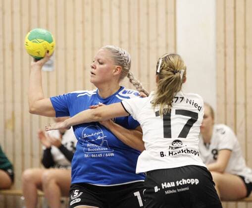 Deutschland - Wicker - 09.12.2017 Handball - Hessen - Bezirks-Oberliga Wiesbaden Frankfurt Damen - Saison 2017 2018 HSG Hochheim Wicker (blau) - SG Nied (ws) v.l. Anika Zehner (Hochheim), Katharina Otto (SG Nied) HSG Hochheim Wicker - SG Nied