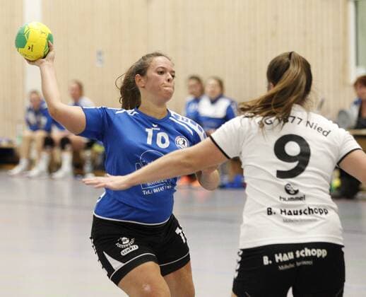 Deutschland - Wicker - 09.12.2017 Handball - Hessen - Bezirks-Oberliga Wiesbaden Frankfurt Damen - Saison 2017 2018 HSG Hochheim Wicker (blau) - SG Nied (ws) v.l. Sarah Studer (Hochheim), Katharina Godehart (SG Nied) HSG Hochheim Wicker - SG Nied