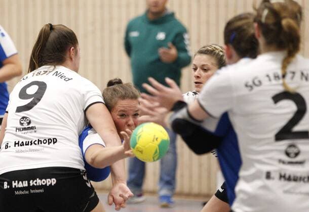 Deutschland - Wicker - 09.12.2017 Handball - Hessen - Bezirks-Oberliga Wiesbaden Frankfurt Damen - Saison 2017 2018 HSG Hochheim Wicker (blau) - SG Nied (ws) v.l. Katharina Godehart (SG Nied), Sarah Studer (Hochheim) HSG Hochheim Wicker - SG Nied
