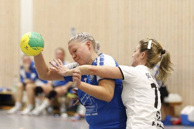 Deutschland - Wicker - 09.12.2017 Handball - Hessen - Bezirks-Oberliga Wiesbaden Frankfurt Damen - Saison 2017 2018 HSG Hochheim Wicker (blau) - SG Nied (ws) v.l. Anika Zehner (Hochheim), Katharina Otto (SG Nied) HSG Hochheim Wicker - SG Nied