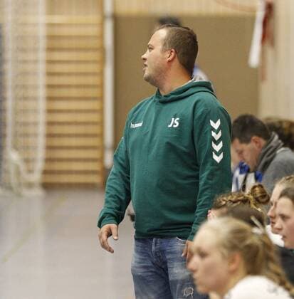 Deutschland - Wicker - 09.12.2017 Handball - Hessen - Bezirks-Oberliga Wiesbaden Frankfurt Damen - Saison 2017 2018 HSG Hochheim Wicker (blau) - SG Nied (ws) v.l. Trainer Jens Schulz (SG Nied) HSG Hochheim Wicker - SG Nied