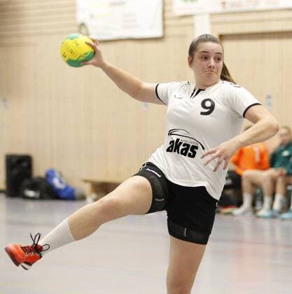 Deutschland - Wicker - 09.12.2017 Handball - Hessen - Bezirks-Oberliga Wiesbaden Frankfurt Damen - Saison 2017 2018 HSG Hochheim Wicker (blau) - SG Nied (ws) v.l. Katharina Godehart (SG Nied) HSG Hochheim Wicker - SG Nied