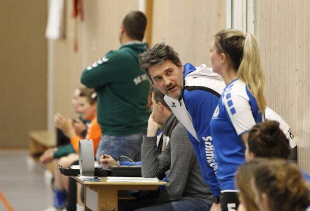 Deutschland - Wicker - 09.12.2017 Handball - Hessen - Bezirks-Oberliga Wiesbaden Frankfurt Damen - Saison 2017 2018 HSG Hochheim Wicker (blau) - SG Nied (ws) v.l. Trainer Dirk Schmuzler (Hochheim), Tamara Paul (Hochheim) HSG Hochheim Wicker - SG Nied