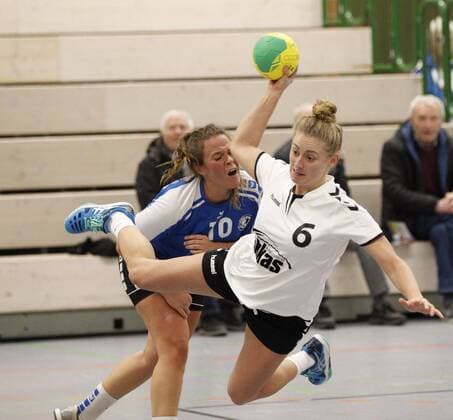 Deutschland - Wicker - 09.12.2017 Handball - Hessen - Bezirks-Oberliga Wiesbaden Frankfurt Damen - Saison 2017 2018 HSG Hochheim Wicker (blau) - SG Nied (ws) v.l. Sarah Studer (Hochheim), Rebecca Bachner (SG Nied) HSG Hochheim Wicker - SG Nied
