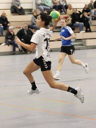 Deutschland - Wicker - 09.12.2017 Handball - Hessen - Bezirks-Oberliga Wiesbaden Frankfurt Damen - Saison 2017 2018 HSG Hochheim Wicker (blau) - SG Nied (ws) v.l. Mandana Khalil (SG Nied) HSG Hochheim Wicker - SG Nied