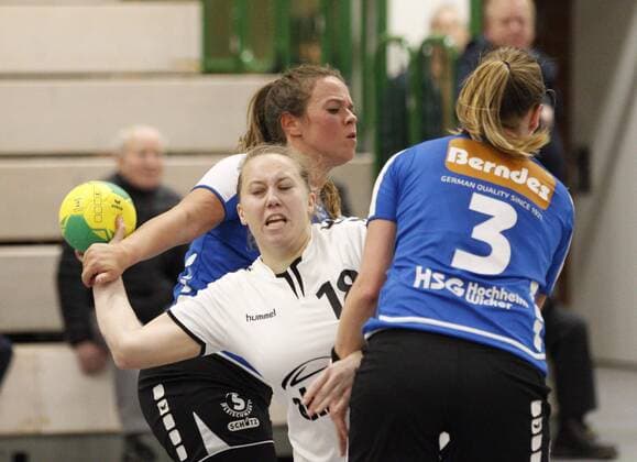 Deutschland - Wicker - 09.12.2017 Handball - Hessen - Bezirks-Oberliga Wiesbaden Frankfurt Damen - Saison 2017 2018 HSG Hochheim Wicker (blau) - SG Nied (ws) v.l. Sarah Studer (Hochheim), Johanna Hees (SG Nied), Julia Pakula (Hochheim) HSG Hochheim Wicker - SG Nied