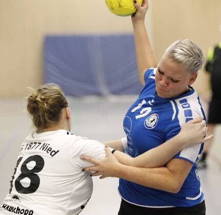 Deutschland - Wicker - 09.12.2017 Handball - Hessen - Bezirks-Oberliga Wiesbaden Frankfurt Damen - Saison 2017 2018 HSG Hochheim Wicker (blau) - SG Nied (ws) v.l. Johanna Hees (SG Nied), Anika Zehner (Hochheim) HSG Hochheim Wicker - SG Nied