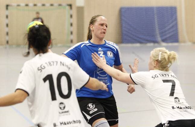 Deutschland - Wicker - 09.12.2017 Handball - Hessen - Bezirks-Oberliga Wiesbaden Frankfurt Damen - Saison 2017 2018 HSG Hochheim Wicker (blau) - SG Nied (ws) v.l. Mandana Khalil (SG Nied), Julia Pakula (Hochheim), Lena Bauer (SG Nied) HSG Hochheim Wicker - SG Nied