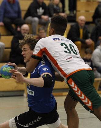 Deutschland - Kelkheim - Münster - 09.12.2017 Handball - Hessen - Oberliga - Herren Saison 2017 2018 TSG Münster (blau) - HSG Dutenhofen Münchholzhausen II (ws) v.l. Holger Kruse (Münster), Maduwuike Okpara (Dutenhofen) TSG Münster - HSG Dutenhofen Münchholzhausen II